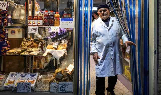 La storia dell'85enne Uccio: dal 1957 porta avanti uno dei pochi minimarket sopravvissuti a Bari